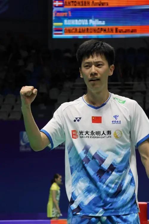 包含阿扎伦卡重返赛场，夺冠首场状态出色，巴黎圣日耳曼观众沸腾！的词条